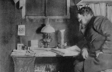 Otto Nordenskjöld à son bureau, Snow Hill, Antarctique