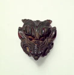Netsuke en bois peint, sculpté comme un modèle de masque Gagaku, 19ème siècle