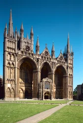 Cathédrale de Peterborough, École anglaise, (13ème siècle), La façade ouest, construite vers 1200-10, Cambridgeshire, Royaume-Uni