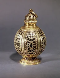 Pomme de senteur, décorée de rinceaux ciselés renfermant de l