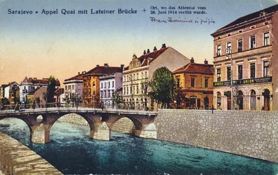 Carte postale représentant Sarajevo, le quai Appel et le pont Latin, lieu de l