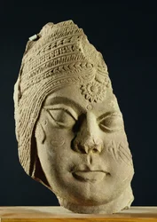 Tête de Yakshi en grès rouge, Bharhut, 2e siècle av. J.-C.