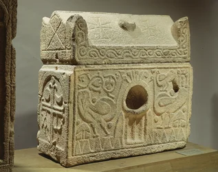 Reliquaire en forme de sarcophage, Symar, VIe-VIIe siècle (basalte)