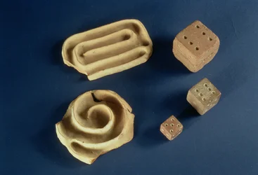 Dés en grès et jeu de labyrinthe en terre cuite, Harappa, 2300-1750 av. J.-C.