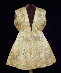 Manteau de chasse en satin brodé de soies en point de chaînette, Inde du Nord (Moghol), première moitié du XVIIe siècle