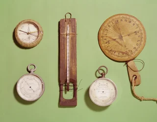 Boussole, thermomètre, cadran solaire, baromètre et échelle d