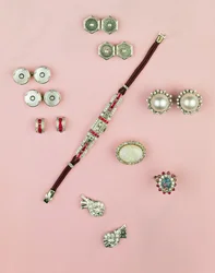 Sélection de bijoux Art Déco ; montre en rubis calibre ; boutons, boutons de manchette et clous ; boucles d