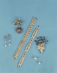 Sélection de bijoux Art Déco : bracelets à maillons ; montre à gousset en saphir et diamant ; bagues solitaires ; broche en spray de saphir cabochon (diamant)
