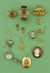 Sélection de bijoux : bracelet en or et émail, broche stomacher en or et turquoise, montre à gousset, bague de deuil, bague camée en cornaline et médaillon en diamant taillé en rose