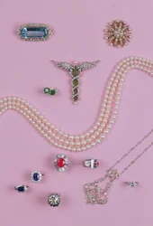 Sélection de bijoux victoriens et édouardiens : broche en aigue-marine, broche étoile à dix branches, pendentif en diamant et platine, bagues en saphir, rubis et émeraude