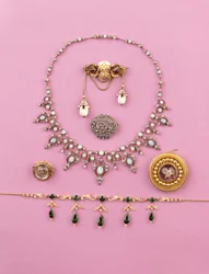 Sélection de bijoux victoriens : collier à franges en tourmaline et perles fendues ; broche ovale en diamant taillé en rose ; collier en opale et diamant ; broche étoile en améthyste cabochon ; cristal d