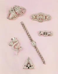 Sélection de bijoux en diamant : broche en diamant en forme de spray baguette et marquise ; clip en diamant Art Déco ; broche en diamant en panneau ; montre-bracelet en diamant pour femme