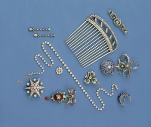 Sélection de bijoux en diamant : peigne à cheveux ; collier à collet gradué ; broche croissant en saphir ; pendentif en émail carbuncle ; montre à gousset ; broche étoile