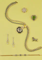 Sélection de bijoux : collier de perles de culture style Art Déco avec saphirs jaunes et bleus ; boucles d