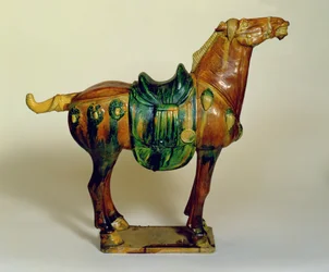Figure de cheval en poterie de style Tang