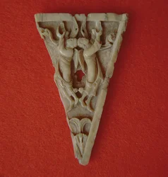 Panneau triangulaire en ivoire représentant deux anges, vers 1000