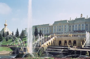 Vue du palais de Peterhof depuis la fontaine de Samson
