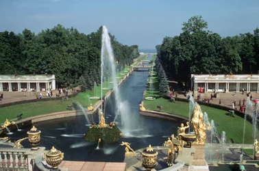 Vue de la fontaine de Samson et du canal, palais de Peterhof