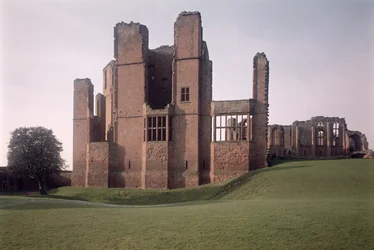 Vue des murs extérieurs, Château de Kenilworth, Warwickshire, construit entre 1203-16