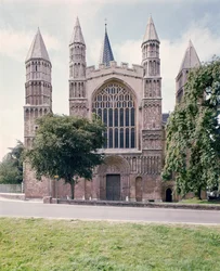 Vue de la façade ouest de la cathédrale de Rochester, construite vers 1150