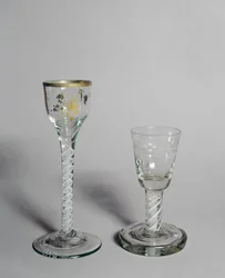 Verre à vin avec décoration dorée, bol de verre à feu et tige torsadée opaque, c.1760