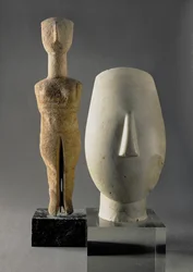 Figurine aux bras croisés, Cycladique ; tête de femme, fragment de statue, de Keros, Période Cycladique Ancienne II vers 2700-2400 av. J.-C.