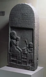 Stèle funéraire de Si Gabbor, prêtre du dieu de la Lune, Neirab, Syrie, VIIe siècle av. J.-C. (basalte)