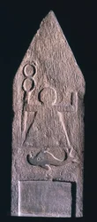 Stèle votive représentant Tanit, déesse de Carthage, tenant un caducée avec un dauphin et une inscription en dessous, phénicienne, de Tophet El-Horfa, Algérie, IIe-Ier siècle av. J.-C.