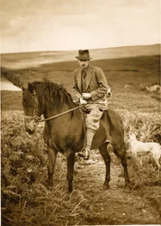Le 10e duc de Devonshire à cheval sur Bolton Moor, fin des années 1940