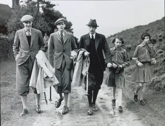 10e duc avec ses quatre enfants, Billy, Andrew, Anne et Elizabeth à Bolton Abbey, vers 1938