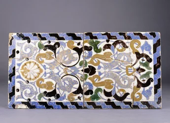Panneau de carreaux de poterie Nasride cuerda seca, avec un design d