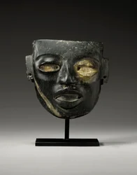 Un masque en pierre de Teotihuacan, sculpté avec le visage juvénile d