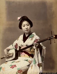 Une geisha jouant du shamisen