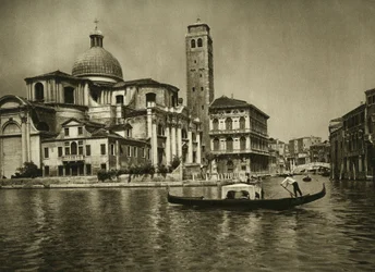 Une gondole dans le Grand Canal en face de l