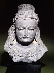 Grande tête de Bodhisattva avec une expression baissée, 2e-3e siècle