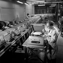 Une ligne de machines telex Envoy terminées est vérifiée