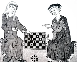 Un homme et une femme jouant aux échecs