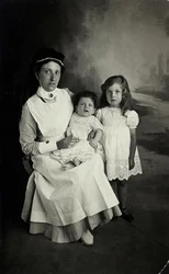 Une « nourrice » posant avec des enfants dans les années 1920.