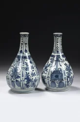 Paire de vases bouteilles chinois bleu et blanc « kraak porselein », période Wanli, 1573-1619