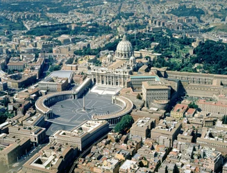 Vue aérienne de la basilique en croix grecque, Piazza San Pietro et la Cité du Vatican environnante