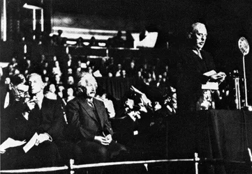Albert Einstein et Ernest Rutherford, le Royal Albert Hall