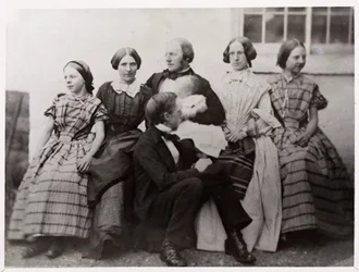 Alexander Parkes, inventeur et chimiste anglais, avec sa famille, vers 1870