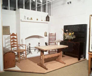 Intérieur Arts and Crafts montrant des meubles et des objets en métal conçus par Ernest Gimson et Ernest Barnsley