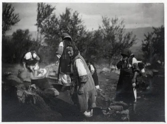 Péninsule balkanique : femmes devant un pot sur un feu - Carte postale 1914-1918