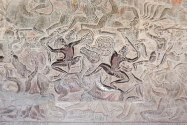 Bas-reliefs sur la galerie est d