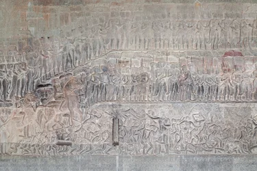 Bas-reliefs sur la galerie sud d