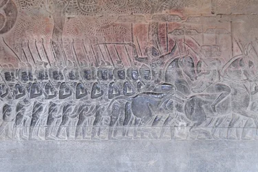 Bas-reliefs sur la galerie sud d