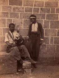 Marchands de limonade à Beyrouth. Photographie de Charles Lallemand (1826-1904) dans « Syrie, costumes, voyages et paysages ». 1865. Collection privée.