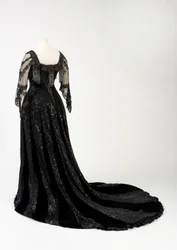 Robe du soir noire longue portée par la reine Alexandra, avec décor de perles et de paillettes et ruban signature en soie noire de la reine Alexandra portant son nom en lettres d