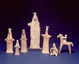 Groupe béotien : Figures debout, accroupies et un cavalier, vers 600-550 av. J.-C. (terre cuite peinte)